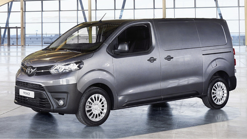 
Im Bund der Dritte: Der stark bauähnliche Toyota Proace zeigt sich als Kastenwagen mit zweiter seitlicher Schiebetür.
