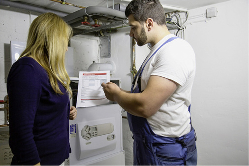 
Mit den richtigen Argumenten überzeugt der Fachmann den Kunden von der Notwendigkeit der Heizungswasseraufbereitung.
