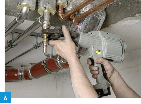 
Bei der Inliner-Installation mit dem System „Smartloop“ wird in den Steigestrang aus Kupfer oder Edelstahl ein flexibler Inliner aus Polybutenrohr von der Rolle eingezogen.



