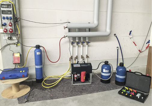 
Zwei Systeme zur Heizungswasseraufbereitung arbeiteten Seite an Seite: Links übernahm die Heizungsbefüllstation Permamat die Inbetriebnahme der Kesselanlage. Rechts bereitete das mobile Inline-Entsalzungssystem PermaLine das Heizungswasser für die Fußbodenheizung auf.
