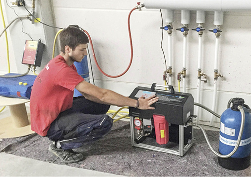 
PermaLine lässt sich mit wenigen Handgriffen sicher anschließen und arbeitet anschließend selbstständig weiter. Muss der pH-Wert nach Erreichen der Zielleitfähigkeit angehoben werden, wird die Mischbettpatrone durch eine pH-Stabilisierungseinheit ausgetauscht.
