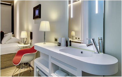 <p>
In den Hotelzimmern des CitizenM sind Waschbecken und Spiegel im Eingangsbereich platziert.
</p>