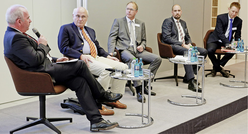 
Es sprachen (v. l.): Andreas Müller (ZVSHK), Joachim Seeger (Bundesbauministerium), Moderator Andreas Radtke, Andreas Schüring (Bundeswirtschaftsministerium), Markus Schönborn (KfW).

