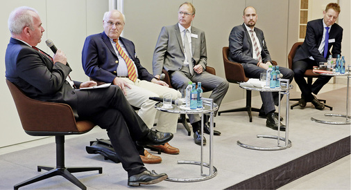 <p>
Es sprachen (v. l.): Andreas Müller (ZVSHK), Joachim Seeger (Bundesbauministerium), Moderator Andreas Radtke, Andreas Schüring (Bundeswirtschaftsministerium), Markus Schönborn (KfW).
</p>