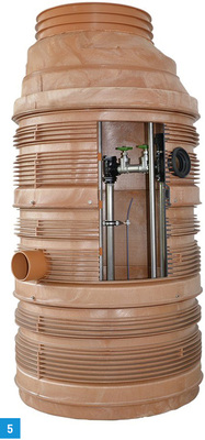 
Wasser, welches außerhalb des Gebäudes anfällt, sollte über außen angeordnete Hebeanlagen entwässert werden, z. B. über einen PKS-Schacht.
