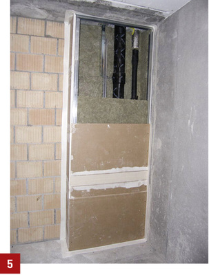 
Installationslösung der akustischen Aufgabenstellung: Beplankung im Schacht, Ummantelung des Rohres und Befestigung der Rohrschellen an körperschallentkoppeltem Ständerwerk.
