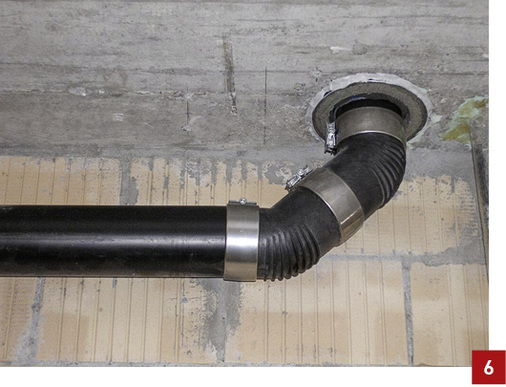 
Körperschallentkoppelnde Ausführung der Brandschutzmanschette auf Mineralwolle-Basis zwischen Rohr und Betonboden.
