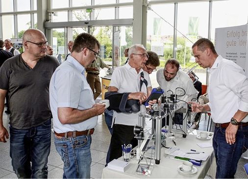 
In den Tagungspausen bot eine Fachausstellung genügend Gesprächsstoff für technische Neuerungen oder die Möglichkeit zum kollegialen Austausch.
