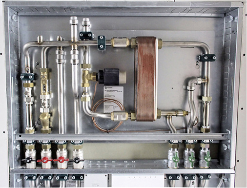 <p>
Das Frischwarmwassermodul der Wohnungsübergabestation sorgt mit einem thermischen Regler für die gewünschte Warmwasser-Entnahmetemperatur.
</p>