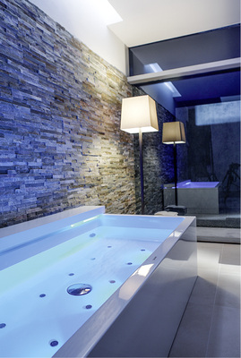 
Stehleuchten erzeugen ein angenehmes, weiches Licht – auch im Bad. Das Bild zeigt eine Kombination mit der beleuchteten Wanne Nahho von Duravit.



