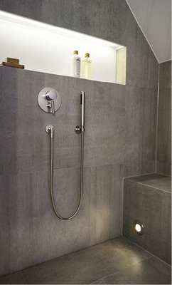 
Die beleuchtete Nische in einer Dusche zeigt den Einsatz des Focal-Glow-Prinzips.



