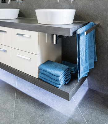 
„Licht zum Hinsehen“, verwirklicht an einem unterleuchteten Waschplatz.



