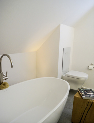 
Indirekte Beleuchtung (hier ein Uplight) setzt Dachschrägen in Szene.



