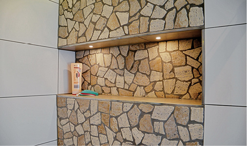 

In die Vorwandinstallation der Dusche wurde eine Nische integriert.

