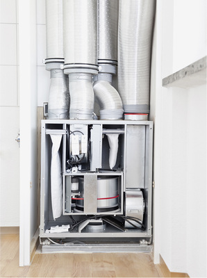 
Zum Hygieneerhalt der Raumluft ist ein regelmäßiger Filterwechsel erforderlich – meistens ein- bis zweimal pro Jahr.
