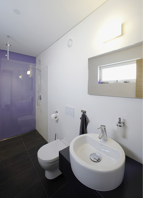 
KWL-Anlagen gewährleisten einen Bautenschutz durch Ableitung der Luftfeuchte, beispielsweise im Bad.
