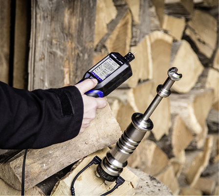 
Zur Bestimmung des Feuchtegehalts von Scheitholz über eine Widerstandsmessung wird eine Einschlagsonde an das Messgerät angeschlossen.
