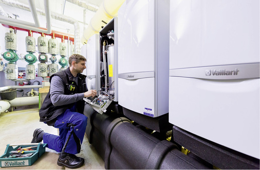 
Der erste Schritt zum neuen Wärmekonzept: Fünf in Kaskade geschaltete Gas-Brennwertgeräte ersetzen zwei alte Öl-Kessel.



