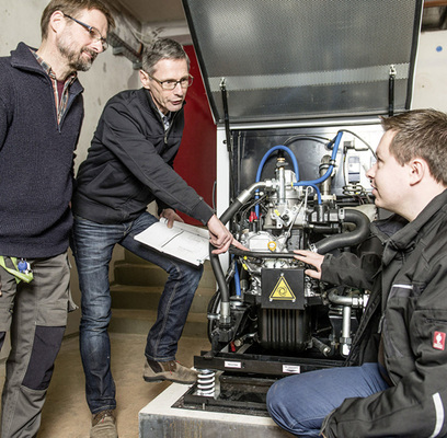 <p>
Jan Tietze (Techniker der Einrichtung), Wolfgang große Holthaus (Vaillant) und Henning Meyer (v. l.) vor dem neuen BHKW.
</p>