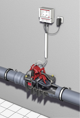 
Wenn unterhalb der Rückstauebene eine Toilette liegt, kommt der Rückstauautomat ACO Quatrix-K Typ 3F zum Einsatz, hier freiliegend in der Rohrleitung verbaut.
