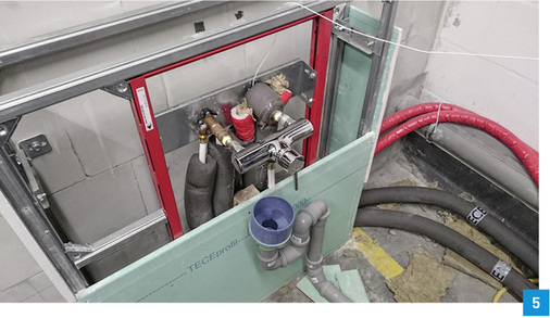 
Bei dieser Variante ist die Doppelwandscheibe gleich in die Warmwasserzirkulation integriert. Die Kaltwasserversorgung erfolgt wie oben in einer Ringinstallation.
