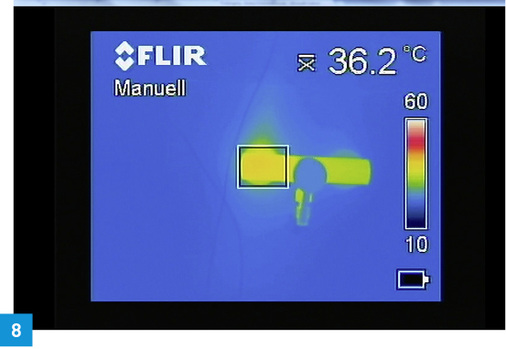 
Thermographie einer schwarz beschichteten Armatur während des Versuchs mit durchgeschleifter Zirkulation. An der Warmwasserseite werden über 40 °C Oberflächentemperatur erreicht.
