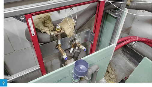 
Bei dieser Installation verläuft die Zirkulationsleitung über den Anschlüssen. Eine kurze Stichleitung speist die Wandscheibe von oben mit Warmwasser, was zu günstigen Messergebnissen führt. Diese Installation ist für die Praxis zu empfehlen.
