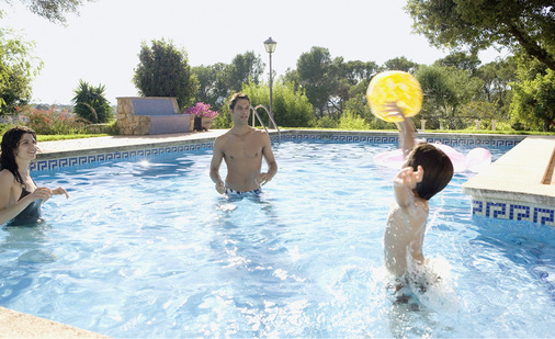 
Das persönliche Schwimmbad ist der Traum vieler Eigenheimbesitzer.



