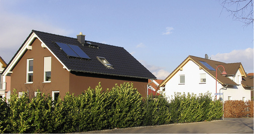 <p>
</p>

<p>
Aufdach-Konstruktionen (Haus links) sind der Standard bei der Solarthermie-Montage. Aber auch Indach-Konstruktionen (Haus rechts) erfreuen sich wachsender Beliebtheit. 
</p> - © Foto: Urbansky

