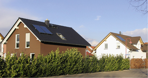 



Aufdach-Konstruktionen (Haus links) sind der Standard bei der Solarthermie-Montage. Aber auch Indach-Konstruktionen (Haus rechts) erfreuen sich wachsender Beliebtheit. 
