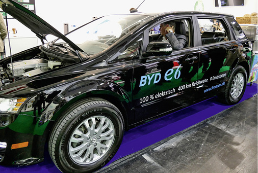 
PV-Anlage, Heimspeicher und Elektromobilität wachsen zusammen. Das Elektro-Mobil BYD e6 fungiert auch als Stromspeicher. 
