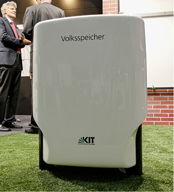 <p>
Das KIT hat einen Prototyp eines wetterfesten Gehäuses für einen PV-Heimspeicher entwickelt. Die Brandlast von Lithium-Ionen-Batterien wird im Gebäude vermindert.
</p>