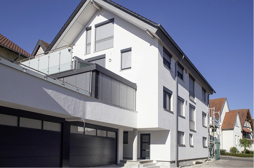 <p>
Mitten in Ehningen (Kreis Böblingen) steht das Haus der Brüder Martin und Werner Klein mit drei Wohnungen. Wirtschaftsräume und Haustechnik sind auf ebener Erde untergebracht. 
</p>