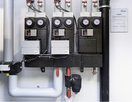 
Im Haus sind drei Heizkreise installiert: einer für die Fußbodenheizungen der Wohnräume, einer mit leicht erhöhter Temperatur für die Fußbodenheizungen der Bäder und ein weiterer für die Heizkörper.
