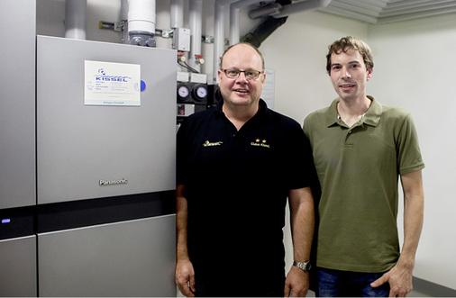 
Claus Kissel (links) und Martin Klein im Heizraum. Vorne auf der Anlage klebt die Hülle für das Anlagen-Checkheft, in das der Kundendienstmonteur sämtliche Wartungsaktivitäten einträgt.
