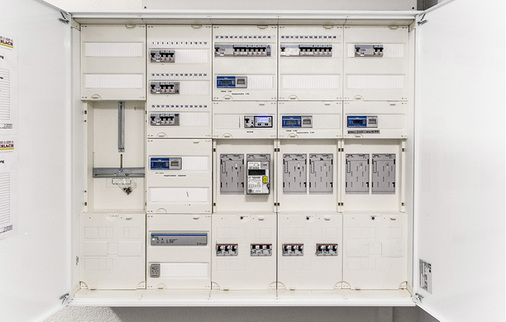 
Zählerkasten mit bidirektionalem Stromzähler. Die Anlage ist zwar so eingerichtet, dass möglichst viel des selbst produzierten Stroms im Haus verbraucht wird, Überschüsse fallen aber dennoch an.
