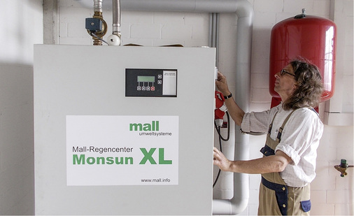 <p>
Das Regencenter Monsun XL im Gebäude versorgt die Entnahmestellen mit Betriebswasser.
</p>

<p>
</p> - © K. W. König

