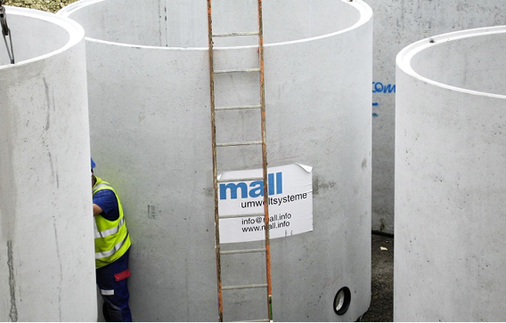 
Der unterirdische Regenspeicher fasst 78 m³ und besteht aus vier Fertigteilbehältern, die als kommunizierende Gefäße verbunden sind.



