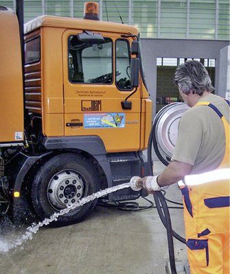 <p>
</p>

<p>
Die Fahrzeuge der Stadtreinigung werden regelmäßig mit Regenwasser gereinigt und befüllt.
</p> - © Hofmann

