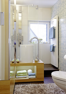 





Wohnlich und funktional trotz beengter Raumverhältnisse: Dank quergestelltem Waschplatz ist vom Schlauchbad kaum noch etwas zu spüren.

