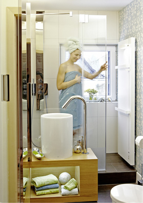 <p>
</p>

<p>
Der erhöhte Duschbereich ist großzügig, warme Handtücher stets griffbereit. Dank Austrittsfläche bleibt das Fenster zum Lüften gut erreichbar.
</p> - © Photography Behrendt und Rausch

