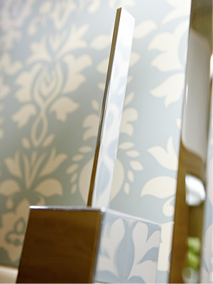 



Fliesen mit floraler Ornamentik wirken flächig eingesetzt wie eine Wohnraumtapete.
