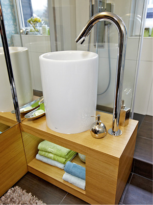 



Die Aufsatzwaschsäule ermöglicht einen niedrigen Möbelunterbau. Indirekte Beleuchtung sorgt für Atmosphäre.
