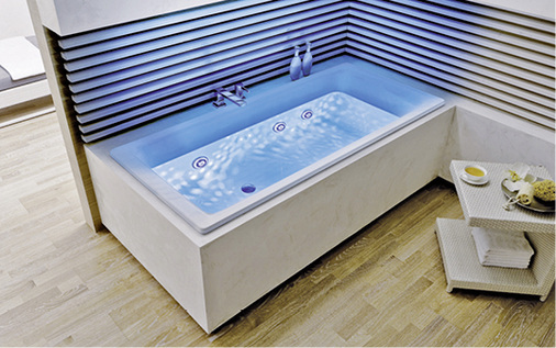 



Wenn eine konstant warme Wannentemperatur Pflicht ist, dann ist die wählbare Stimmungsbeleuchtung die Kür.
