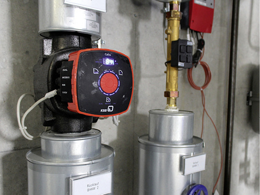 



Drehzahlgeregelte Umwälzpumpen sorgen für eine bedarfsgerechte Wärmeverteilung. Im Rücklauf zum BHKW fördert eine nach Sollwertvorgabe geregelte Nassläufer-Umwälzpumpe einen lastabhängigen Volumenstrom.
