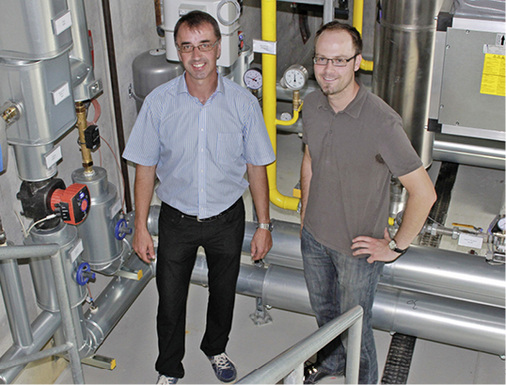 
Fachplaner Georg Gura vom Ingenieurbüro REA (r.) setzte bei der Auswahl der passenden Pumpentypen für die Energiezentrale der Staatlichen Feuerwehrschule Würzburg auf die Unterstützung von KSB-Planungsingenieur Horst Schmidt.
