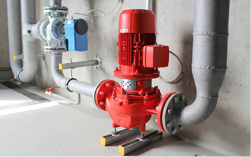 
Die Inlinepumpen für die Kälteverteilung werden über wandmontierte Pumpendrehzahlregelungen geregelt.
