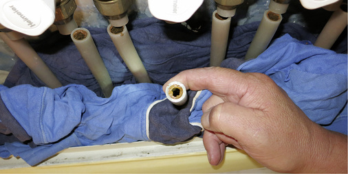 



Verschlammte Kunststoffrohre am Verteileranschluss erhöhen die Rohrreibung.
