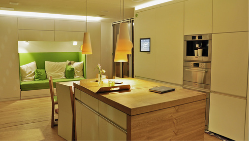 



Das Bild zeigt ein energieautarkes und intelligentes Wohngebäude der Hochschule Rosenheim aus dem Jahr 2010. Nach heutigen Maßstäben war damals der Aufwand für die MSR-Technik enorm. Heute reicht eine App für die Konfiguration. 
