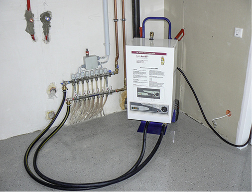 
Mobile Heizanlagen werden unter anderem direkt an denVerteiler der Fußbodenheizung angeschlossen.
